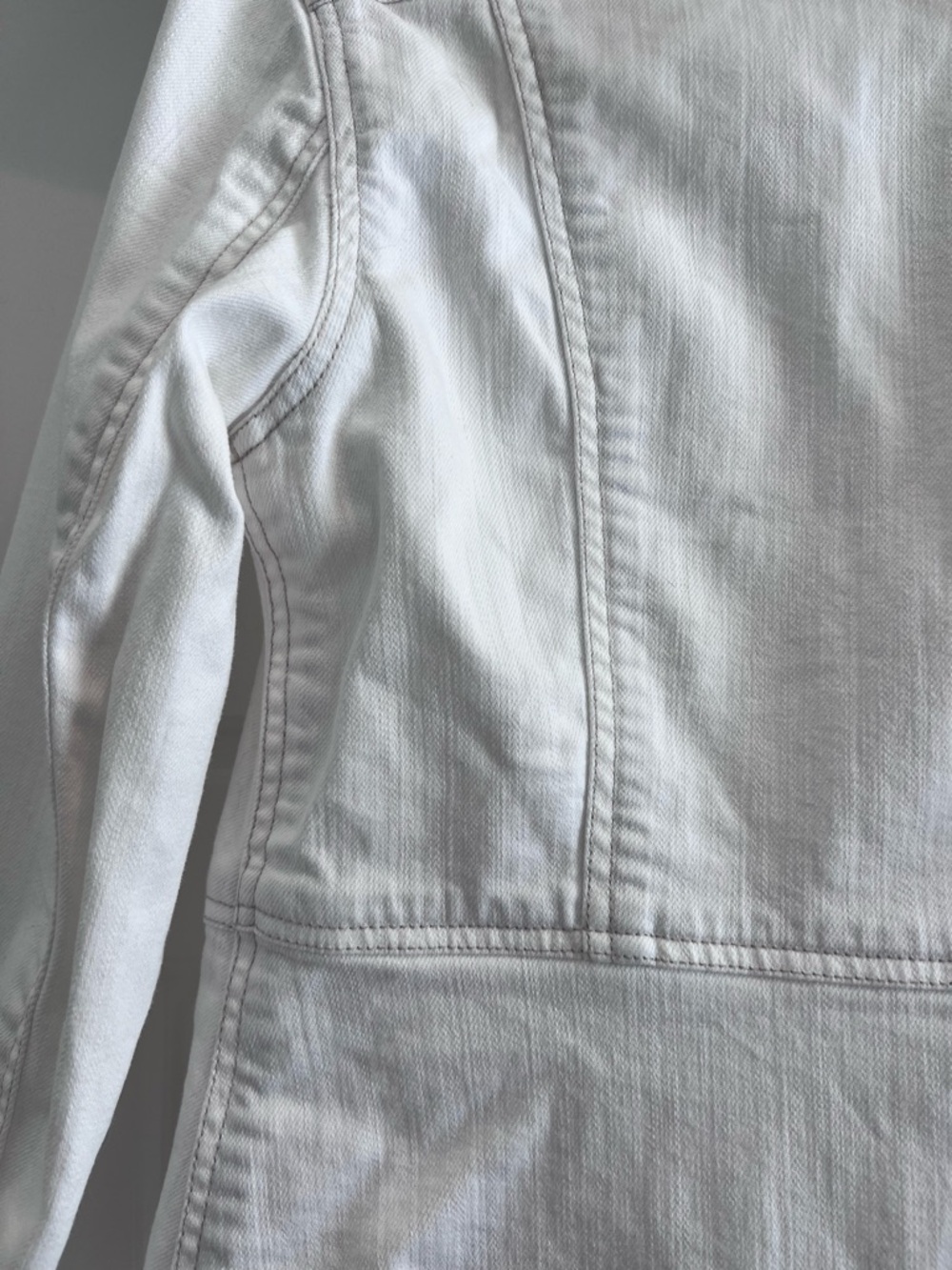 Tommy Bahama White Denim Shaped Jacket runs small - Picture 4 of 9
